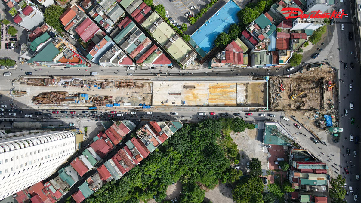 Bên cạnh đó, để phục vụ thi công, đảm bảo đúng tiến độ trong mùa mưa bão, ông Hồ Đức Phúc chia sẻ: “Chúng tôi đã hoàn thiện 100% trạm bơm để thoát nước chính cho hầm, sau đó sẽ lắp đặt các thiết bị. Dự kiến đến 20/7 chúng tôi sẽ hoàn thiện toàn bộ hệ thống bơm chính của hầm. Bên cạnh đó, trong quá trình thi công chúng tôi cũng đã chuẩn bị sẵn 15 máy bơm loại 11 kg phục vụ thi công trong mùa mưa bão. Như đợt mưa vừa rồi chỉ mất hơn 1 tiếng đồng hồ, công nhân đã có thể tiếp tục triển khai thi công”.