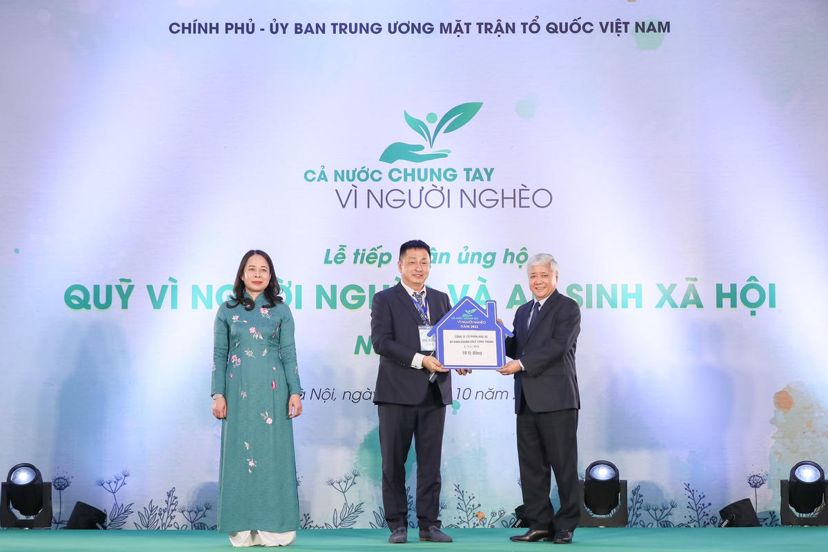 Chủ tịch UBTƯ MTTQ Việt Nam Đỗ Văn Chiến, Phó Chủ tịch nước Võ Thị Ánh Xuân tiếp nhận ủng hộ Quỹ "Vì người nghèo" và an sinh xã hội.