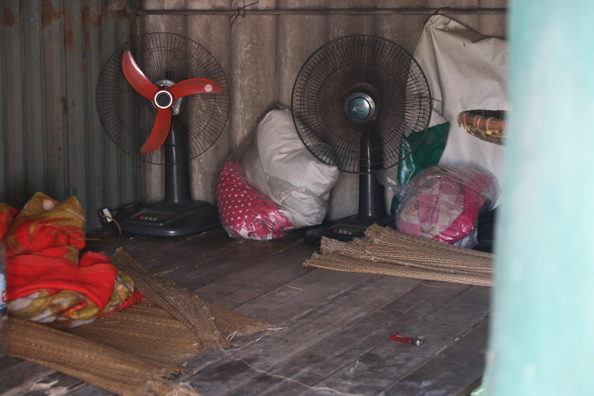 Căn phòng trọ tuềnh toàng dựng bằng những tấm tôn không thể ở nổi vì bên trong quá nóng.