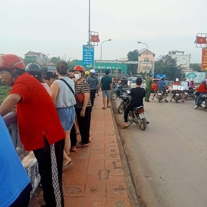 Người dân đứng trên thành cầu theo dõi sự việc.