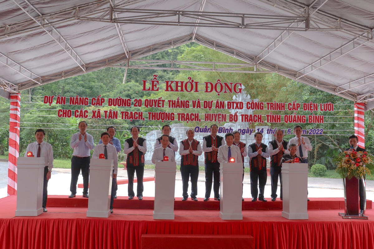 Phó Chủ tịch - Tổng Thư ký UBTƯ MTTQ Việt Nam Lê Tiến Châu tham gia các hoạt động trong khuôn khổ lễ kỷ niệm.