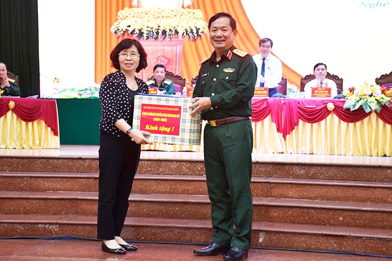 Ban Tổ chức hội tặng quà lưu niệm cho gia đình Đại tướng Chu Huy Mân.