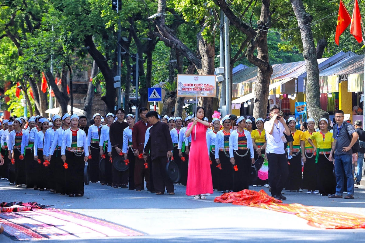 Đoàn diễu hành đồng bào Mường huyện Quốc Oai và huyện Thạch Thất.