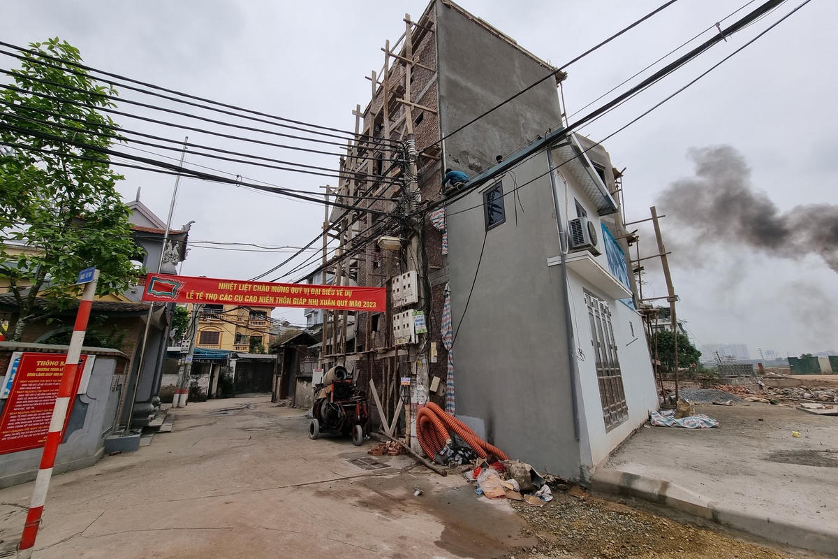 Lãnh đạo phường Thịnh Liệt cho hay, vào cuối năm 2022, trong quá trình giải phóng mặt bằng phục vụ dự án mở đường nối, chủ căn nhà này đã chấp hành và giao nộp phần diện tích đất cho dự án. Phần công trình gồm 1 tầng và mái tôn là phần đất còn sót lại của gia đình sau giải phóng mặt bằng. Hiện công trình này không được cấp phép xây dựng.