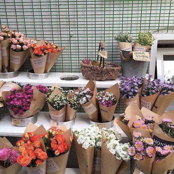 Hoa tươi có nhiều sự lựa chọn và được bó thành nhiều màu sắc khác nhau. (Ảnh: L.F)