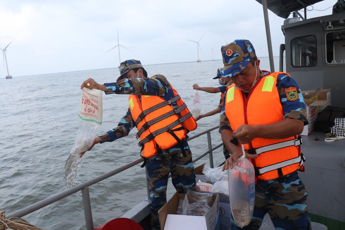 Tỉnh Bạc Liêu thả hơn 4 triệu con tôm giống ra biển để phục hồi, tái tạo nguồn lợi thủy sản