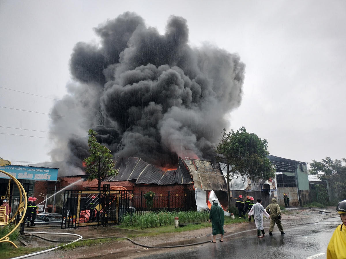Vụ cháy khiến khói đen bốc lên cao.