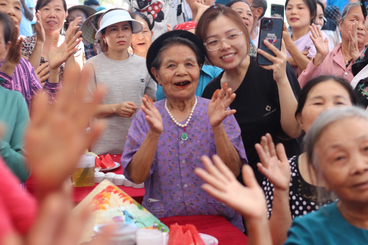 Người dân vỗ tay không ngớt vì một câu nói của quán quân Olympia 