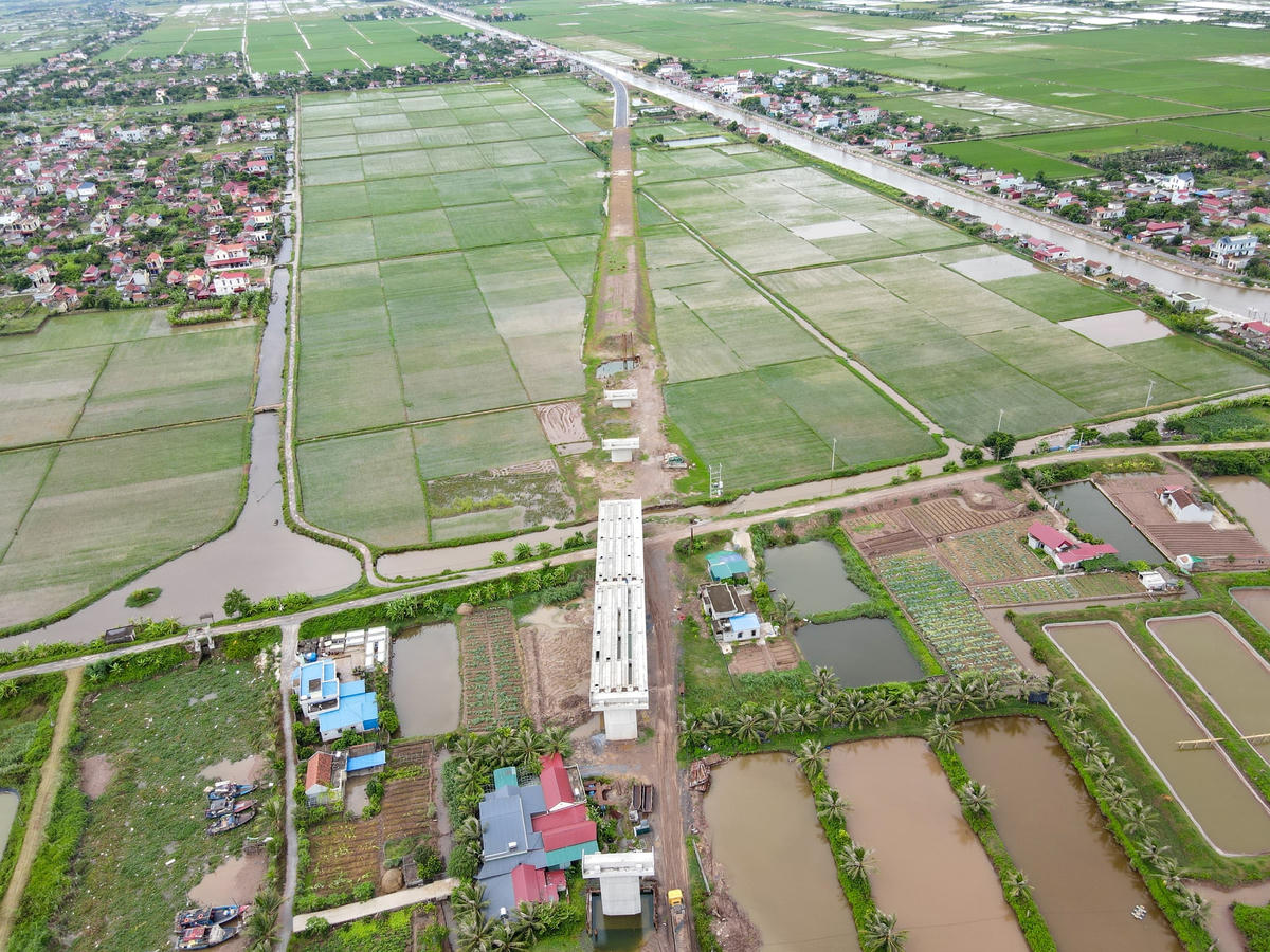 Bên phía tỉnh Nam Định, cầu vượt sông Đáy sẽ kết nối vào tuyến đường ven biển hướng về thị trấn Rạng Đông. Hiện, đoạn tuyến đường ven biển từ cầu vượt sông Đáy trên địa bàn huyện Nghĩa Hưng đã cơ bản hoàn thành.