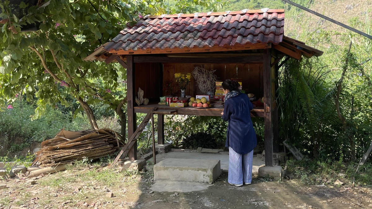 Ngay cổng thác người dân đặt bàn thờ Nàng Bẳng, Nàng Mương, hai nàng được suy tôn và đặt tên cho thác là Thác Nàng Tiên.