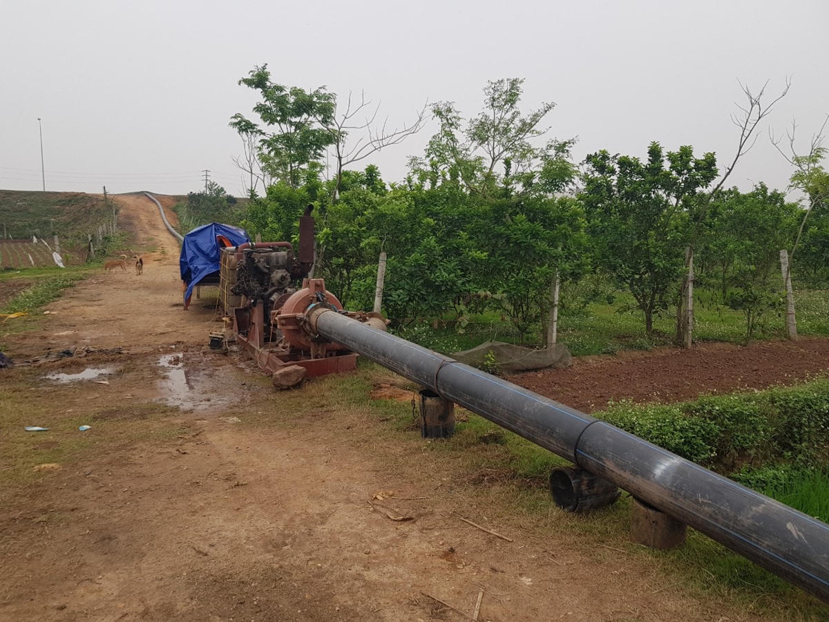 Một trong những máy nổ bơm đẩy cát theo hệ thống tại điểm bơm qua đê Sông Hồng và QL32.