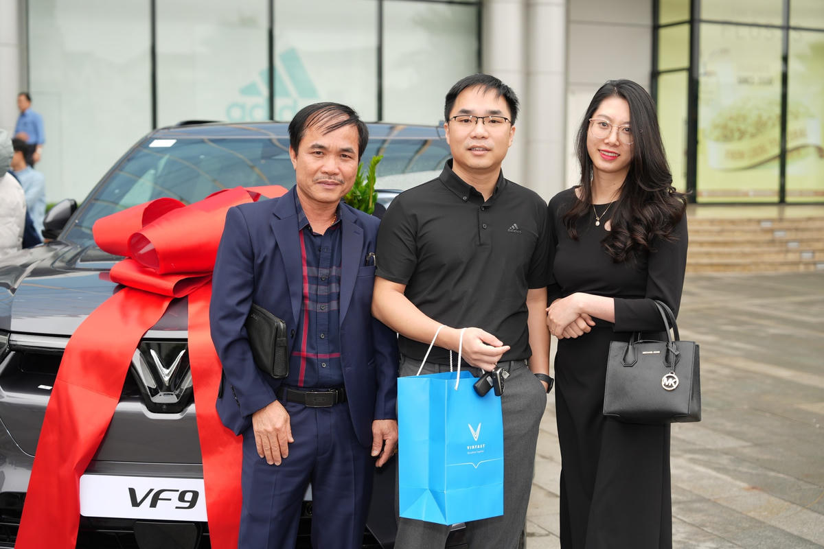 Vinfast chính thức bàn giao xe VF9 cho khách hàng