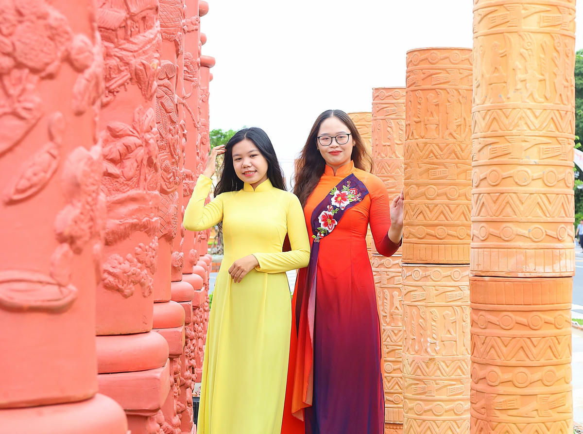Người dân đến tham quan, chiêm ngưỡng.