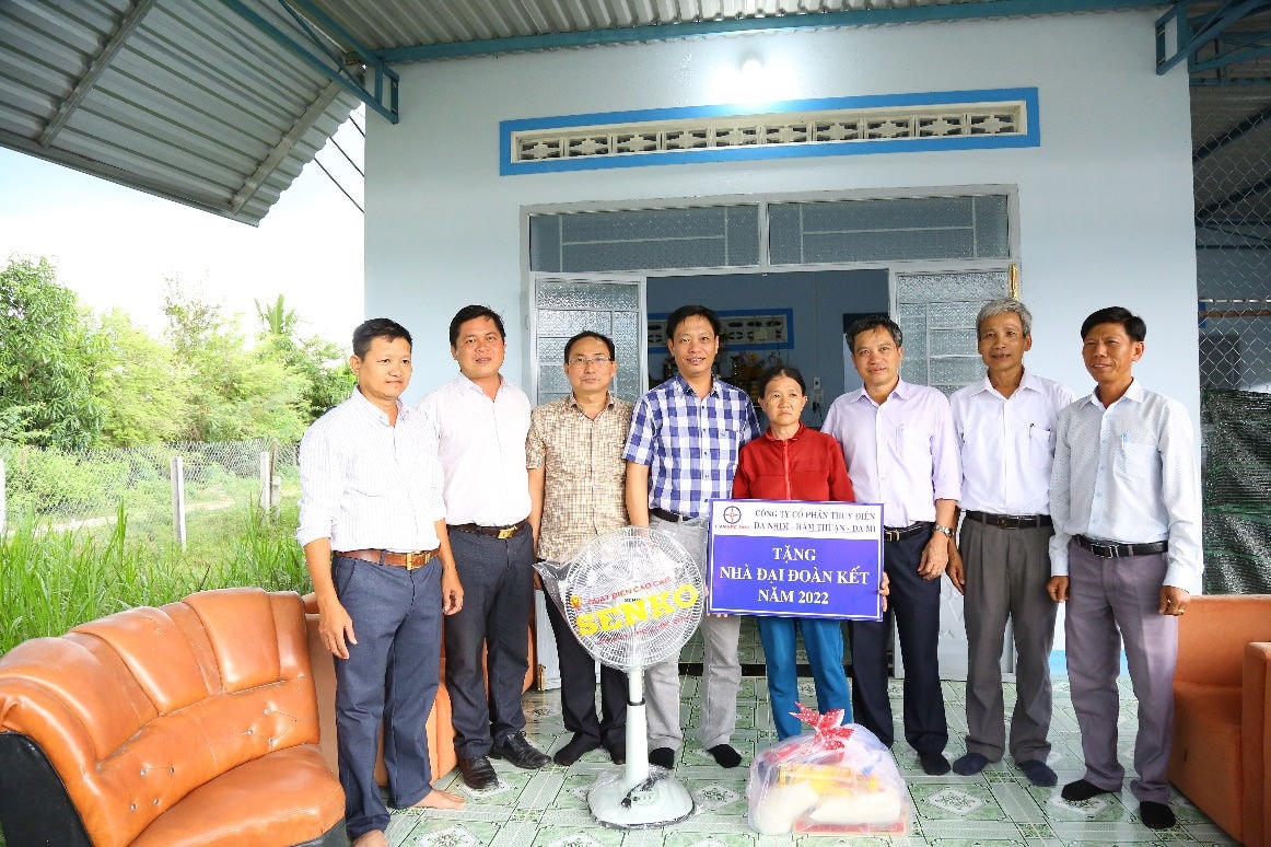 Bàn giao nhà Đại Đoàn Kết cho gia đình ông Mai Phương, thường trú tại thôn Tầm Ngân 1.