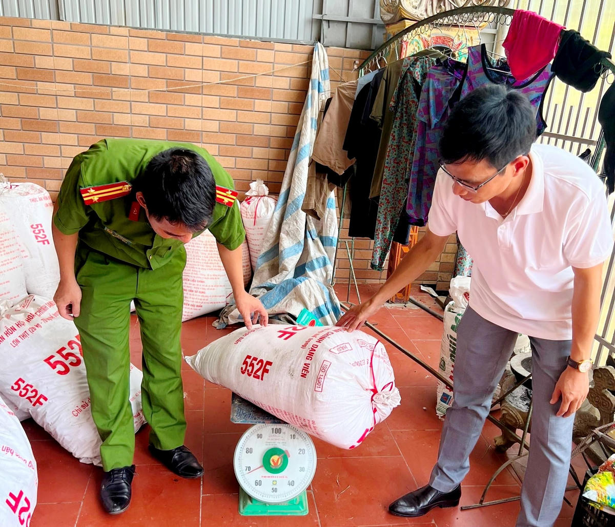 Theo ước tính khoảng một tấn mỡ bò được Phan Nhật An chế biến để bán kiếm lời.