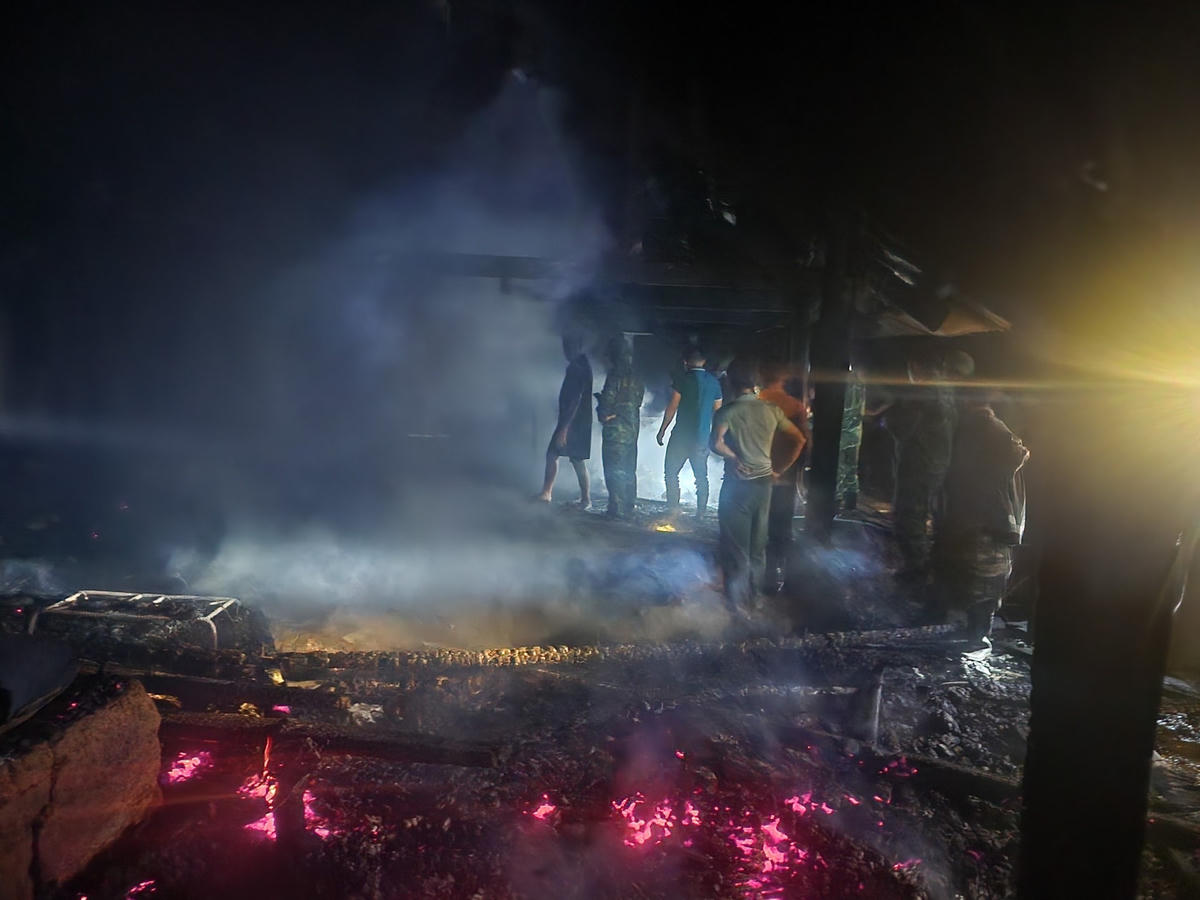 Những đốm than còn đỏ rực sau khi lực lượng biên phòng và người dân khống chế được ngọn lửa. Ảnh Văn Lâm