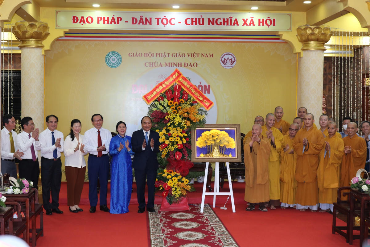 Chủ tịch nước Nguyễn Xuân Phúc thay mặt đoàn lãnh đạo Trung ương và TP HCM tặng hoa chúc mừng Đại lễ Phật đản Phật lịch 2566 đến Hòa thượng Thích Thiện Nhơn và các chức sắc đại diện Giáo hội Phật giáo Việt Nam. Ảnh: Hồng Phúc.