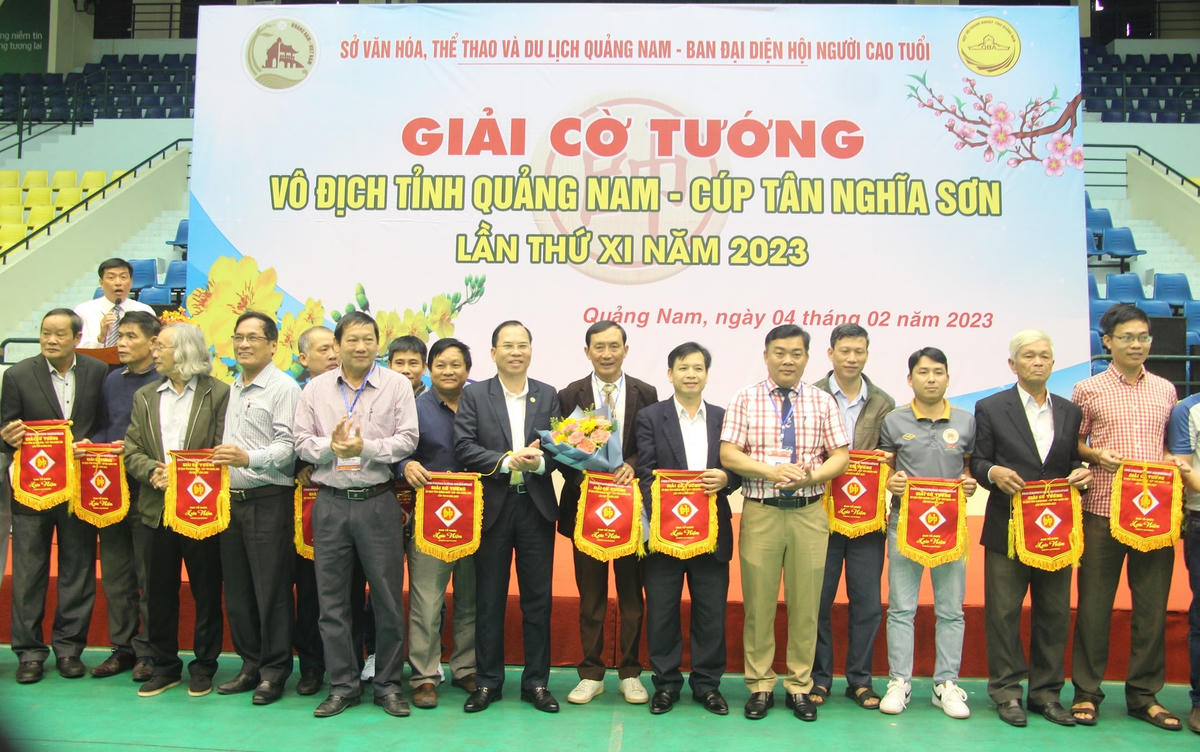 Lãnh đạo tỉnh Quảng Nam tặng hoa, cờ lưu niệm cho kỳ thủ tham gia giải đấu.
