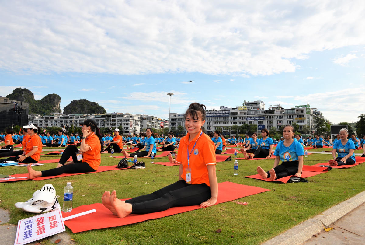 [Ảnh] Quảng Ninh: Gần 3.000 người đồng diễn Yoga tại Ngày Quốc tế Yoga lần thứ 8