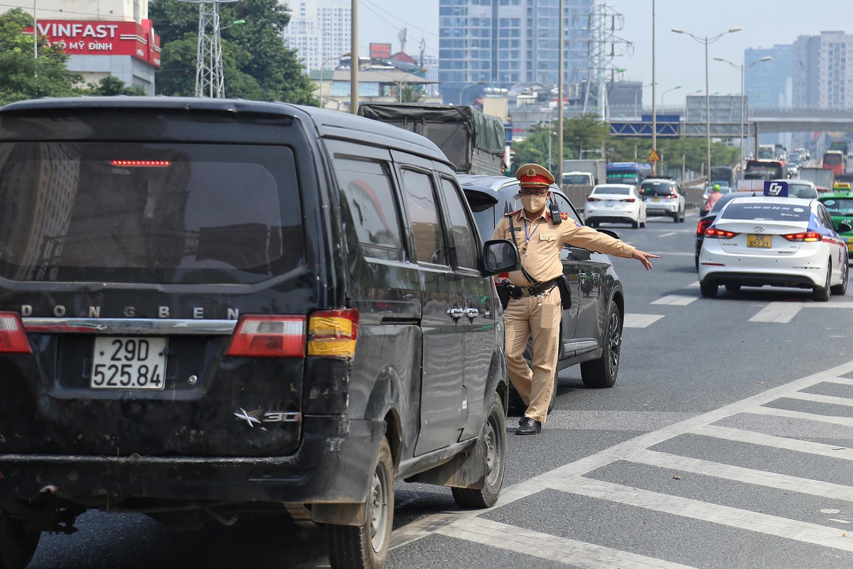 Tương tự, anh N.V.D (xin giấu tên) cho biết: “Thực ra mình có biết là, với làn dừng khẩn cấp các phương tiện không gặp các vấn đề gì thì sẽ không được phép di chuyển vào. Do trên tuyến đường vành đai 3 có khá đông phương tiện, cho nên mình đã đi vào làn dừng khẩn cấp. Nhưng nếu lúc đấy mình không đi vào làn này thì các phươngtiện khác cũng sẽ vượt lên và di chuyển vào”.