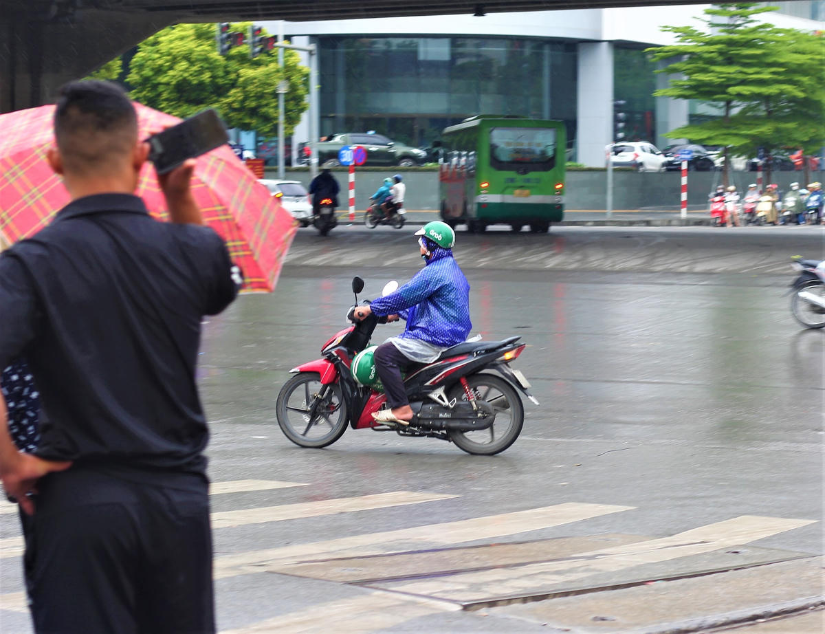 Những hành vi ngang nhiên như đi ngược chiều, vượt đèn đỏ, chở quá số người quy định,... ngày càng trở nên phổ biến.  