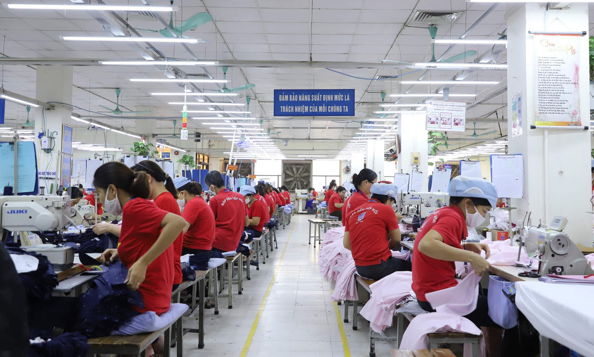 Ngành dệt may gặp khó khăn khi thiếu đơn hàng. Ảnh: Quang Vinh.