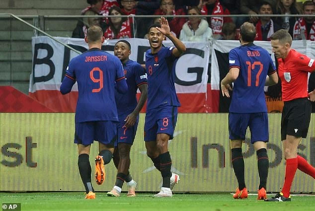 Hà Lan dễ dàng thắng Ba Lan 2-0 trên sân khách (Ảnh: AP).