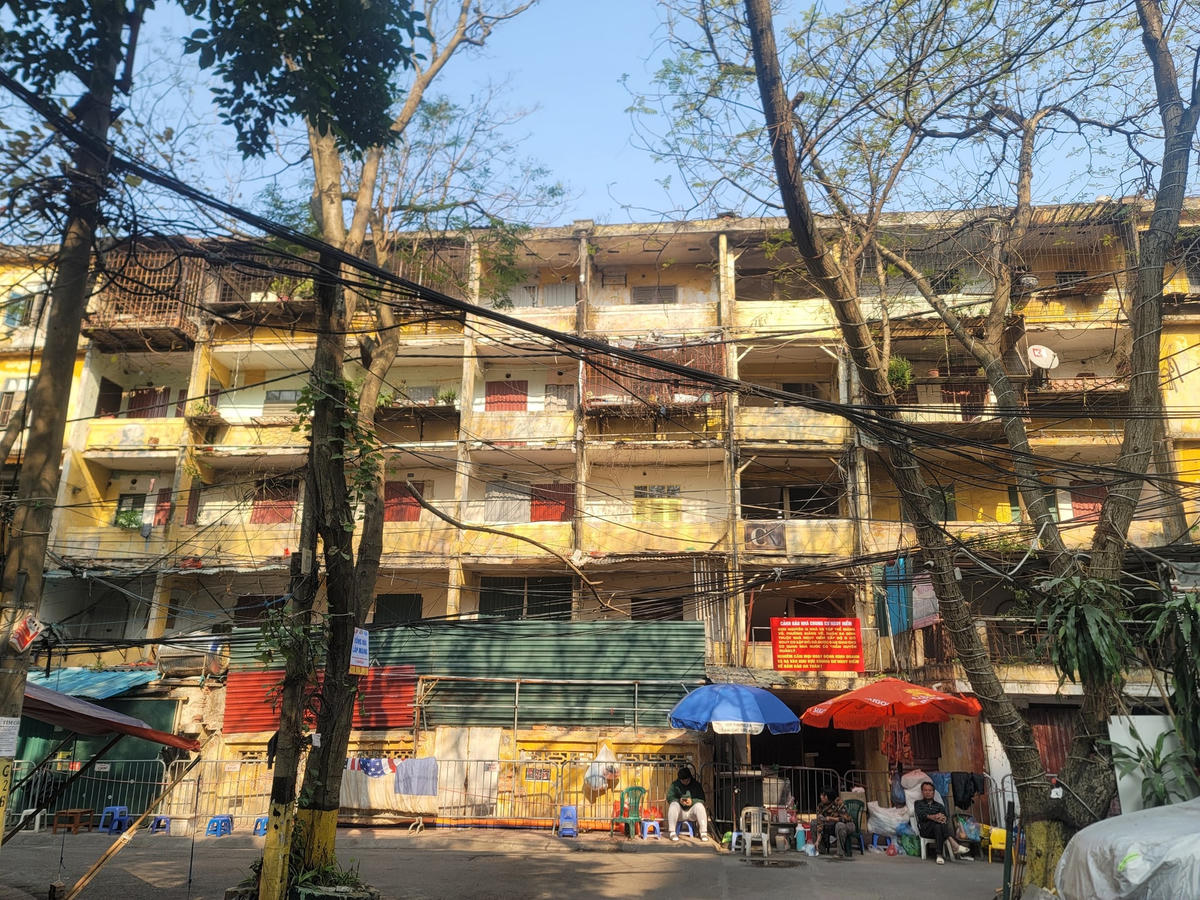 Tại đơn nguyên III nhà C8 Tập thể Giảng Võ (phường Giảng Võ, quận Ba Đình); cư dân đã chuyển đi hết, được dựng hàng rào và gắn cảnh báo nhà chung cư nguy hiểm.