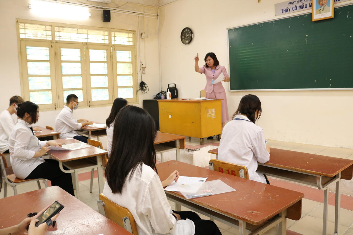 Tại các phòng thi, cán bộ coi thi nhắc nhở thời gian gọi thí sinh, thời gian làm bài, những vật dụng thí sinh không được phép mang vào phòng thi, xử lý những sai sót (nếu có) của thí sinh.