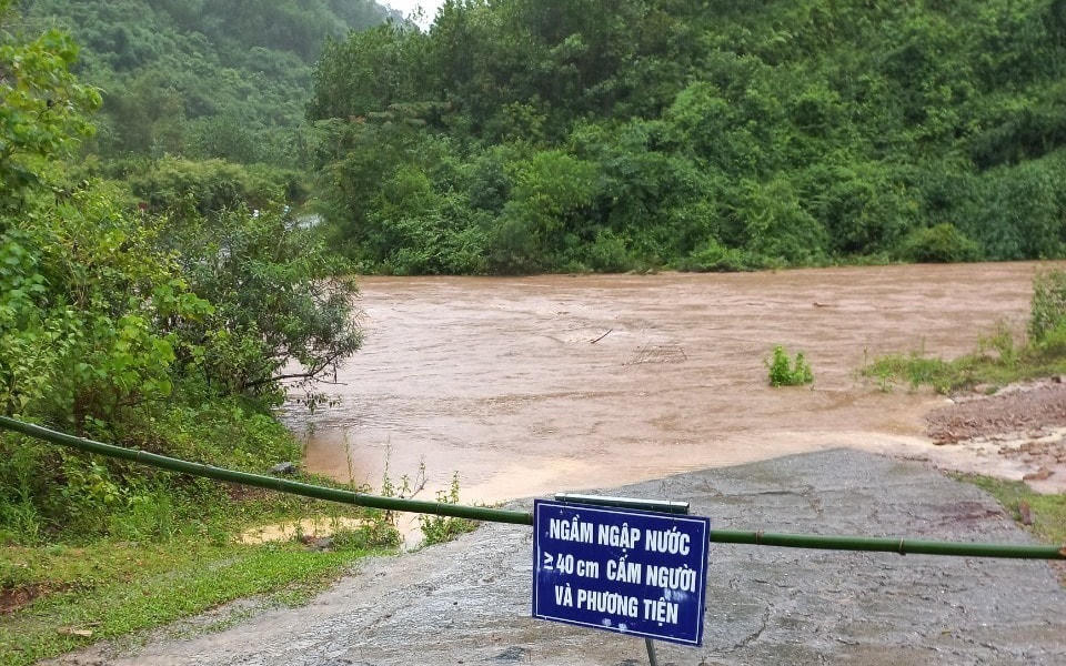 Tìm thấy thi thể hai vợ chồng đuối nước khi đi qua suối