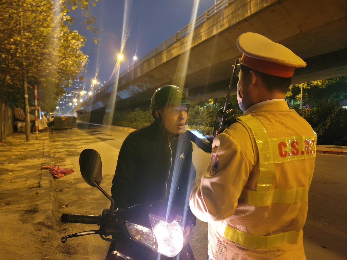 CSGT kiểm tra nồng độ cồn đối với người tham gia giao thông.