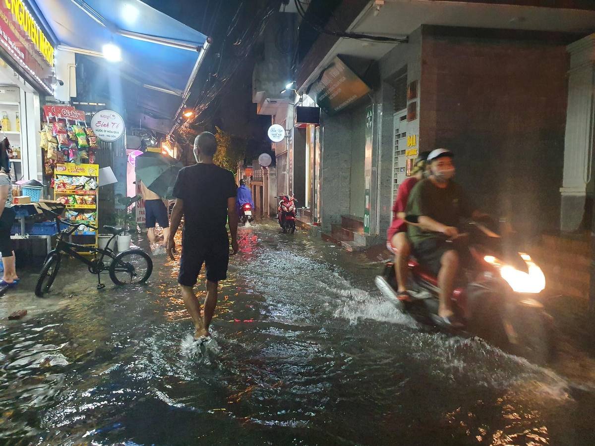 [ẢNH] Sau cơn mưa, đường Hà Nội lại thành 'sông', giao thông ùn tắc nghiêm trọng 
