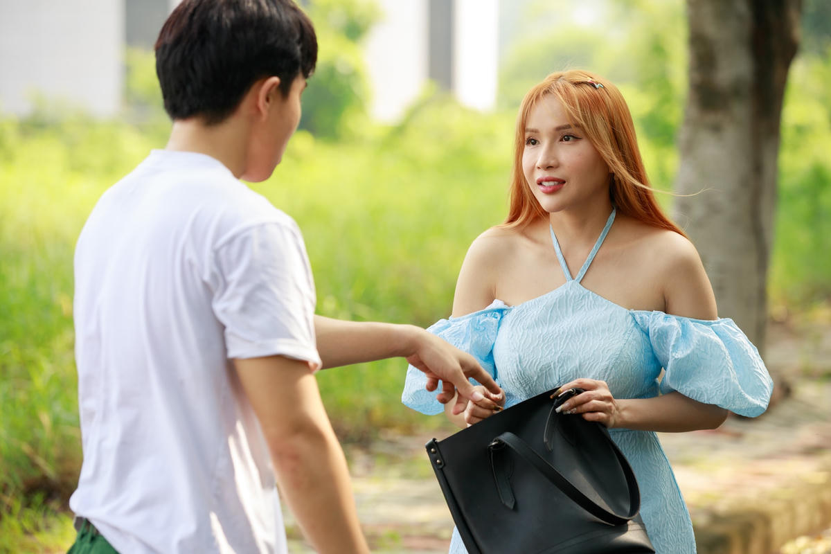 Khả Như gây ấn tượng khi lột xác với hình tượng sang chảnh, kiêu kỳ. 