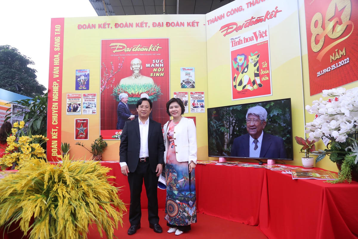 Ông Lê Anh Đạt, Q. Tổng Biên tập Báo Đại Đoàn Kết chụp ảnh cùng PGS.TS Đỗ Thị Thu Hằng, Trưởng ban Nghiệp vụ Hội nhà báo Việt Nam tại gian trưng bày Báo.