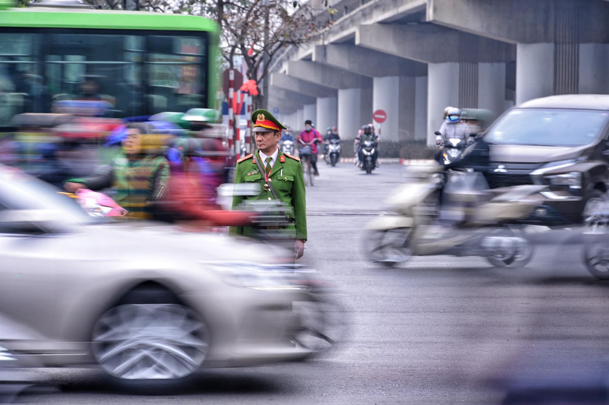 Người dân trở lại Thủ đô sau kỳ nghỉ lễ, đường phố lại ùn ứ kéo dài