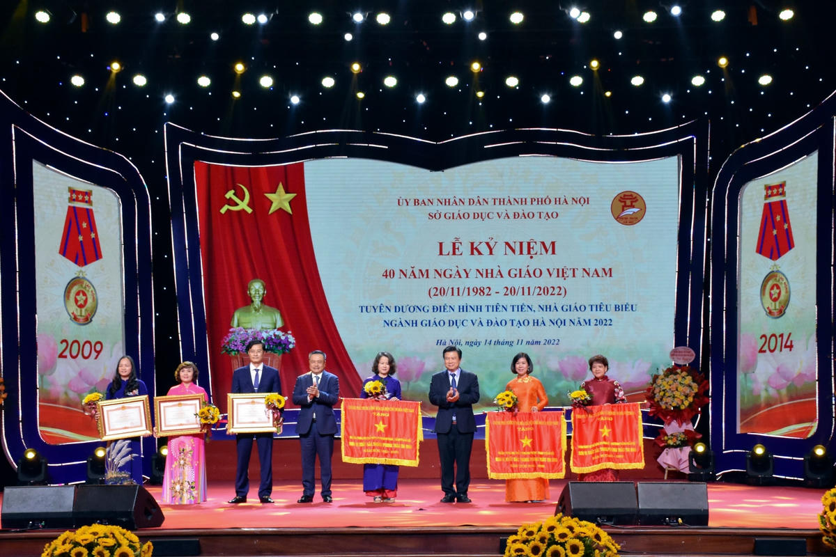 Chủ tịch UBND thành phố Hà Nội Trần Sỹ Thanh và Thứ trưởng Bộ GDĐT Nguyễn Hữu Độ trao Cờ Thi đua xuất sắc, Bằng khen của Chính phủ cho các tập thể và cá nhân.