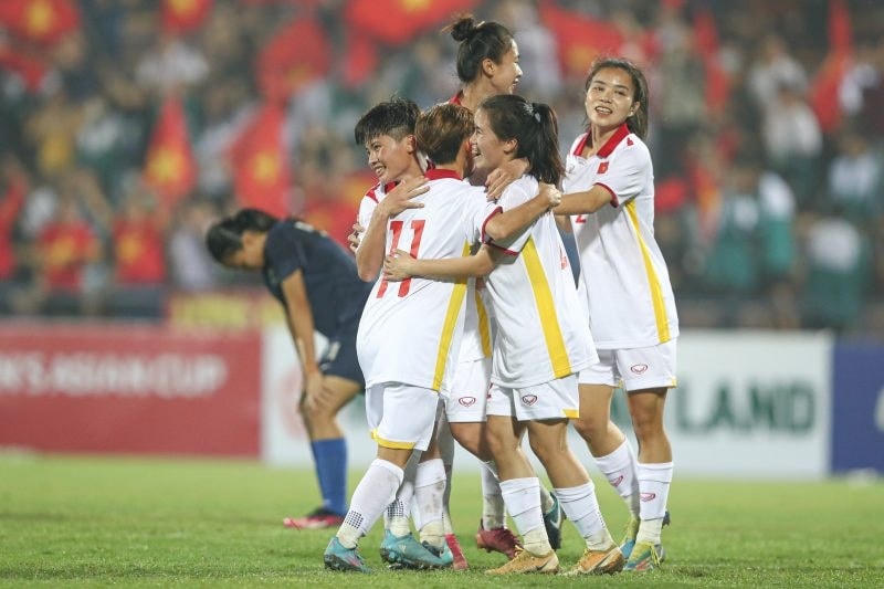 U20 nữ Việt Nam thắng Singapore 11-0 để tạm vươn lên đầu bảng (Ảnh: VFF).