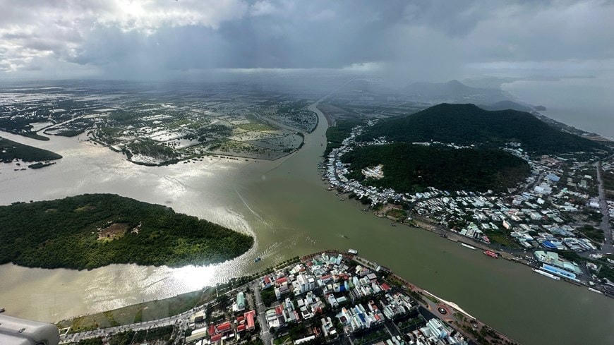 Thủ tướng Phạm Minh Chính thị sát tuyến kẻ bảo vệ khu dân cư tỉnh Kiên Giang. (Ảnh: Dương Giang/TTXVN).