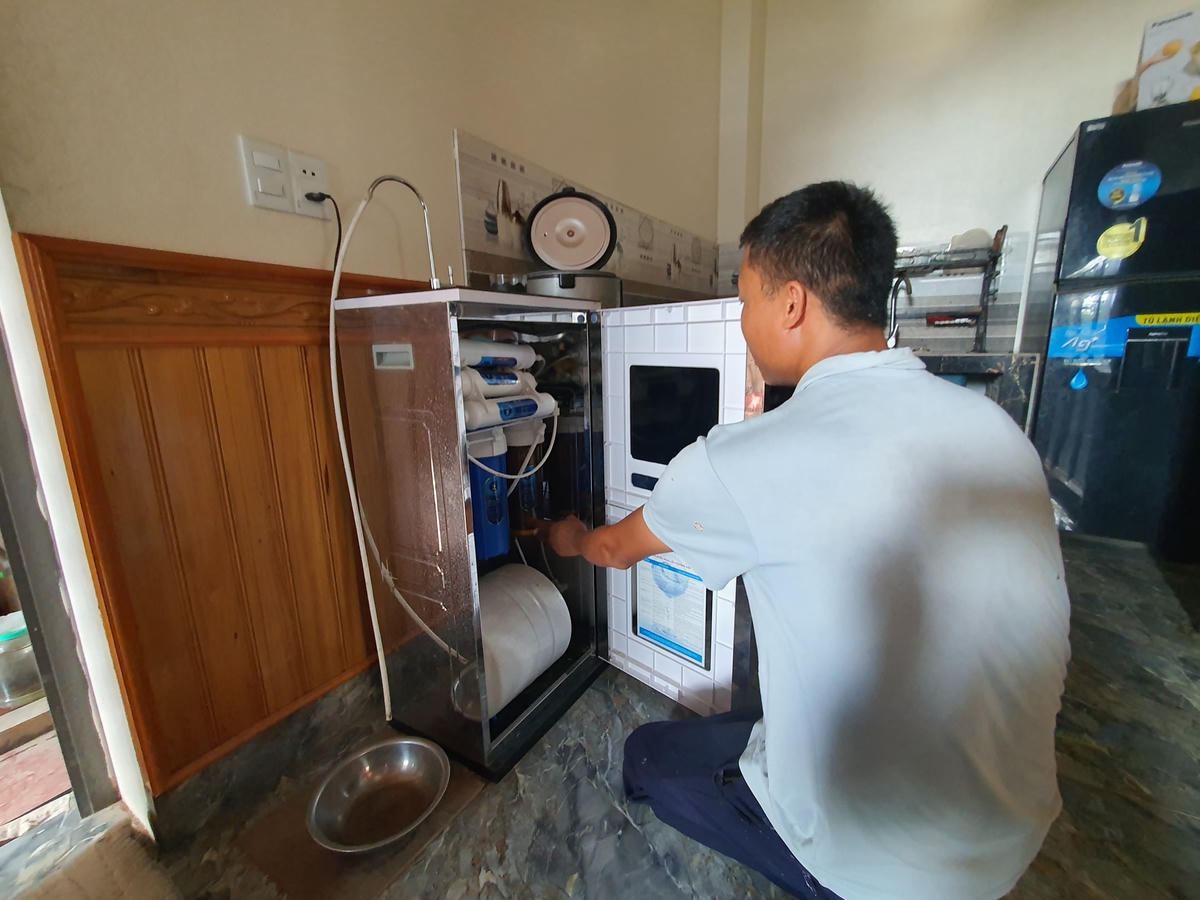 Anh Bùi Văn Dũng (khu TĐC xóm Nhụn) phải dùng nước giếng khoan có lẫn đá vôi, không đảm bảo vệ sinh, mỗi tháng phải thay bình lọc 1 lần.