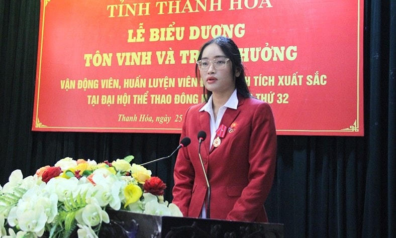 Thay mặt các VĐV tham dự kỳ SEA Game 32, VĐV Cao Thị Duyên (người giành được 3 HCV, 2 HCB) gửi lời cảm ơn tới sự quan tâm, động viên của lãnh đạo tỉnh Thanh Hóa. Ảnh: Mạnh Cường BTH.