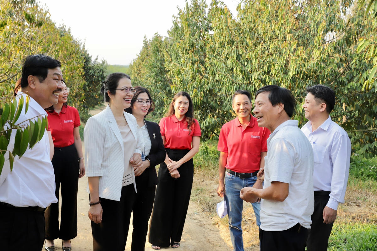 Bà Từ Thị Kim Thanh, thành viên Hội đồng thành viên Agribank (thứ tư từ trái sang), bà Nguyễn Thị Phượng, Phó Tổng giám đốc Agribank (thứ ba từ trái sang) và các cán bộ Agribank Kon Tum, Agribank chi nhánh Sa Thầy trao đổi, nắm bắt tâm tư, nguyện vọng của nông dân Bùi Văn Quyển (người đầu tiên bên phải)