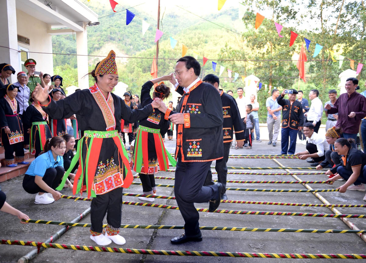 Sau phần lễ, Bí thư Tỉnh ủy Quảng Ninh đã cùng người dân hòa chung vào không khí sôi nổi của phần hội...