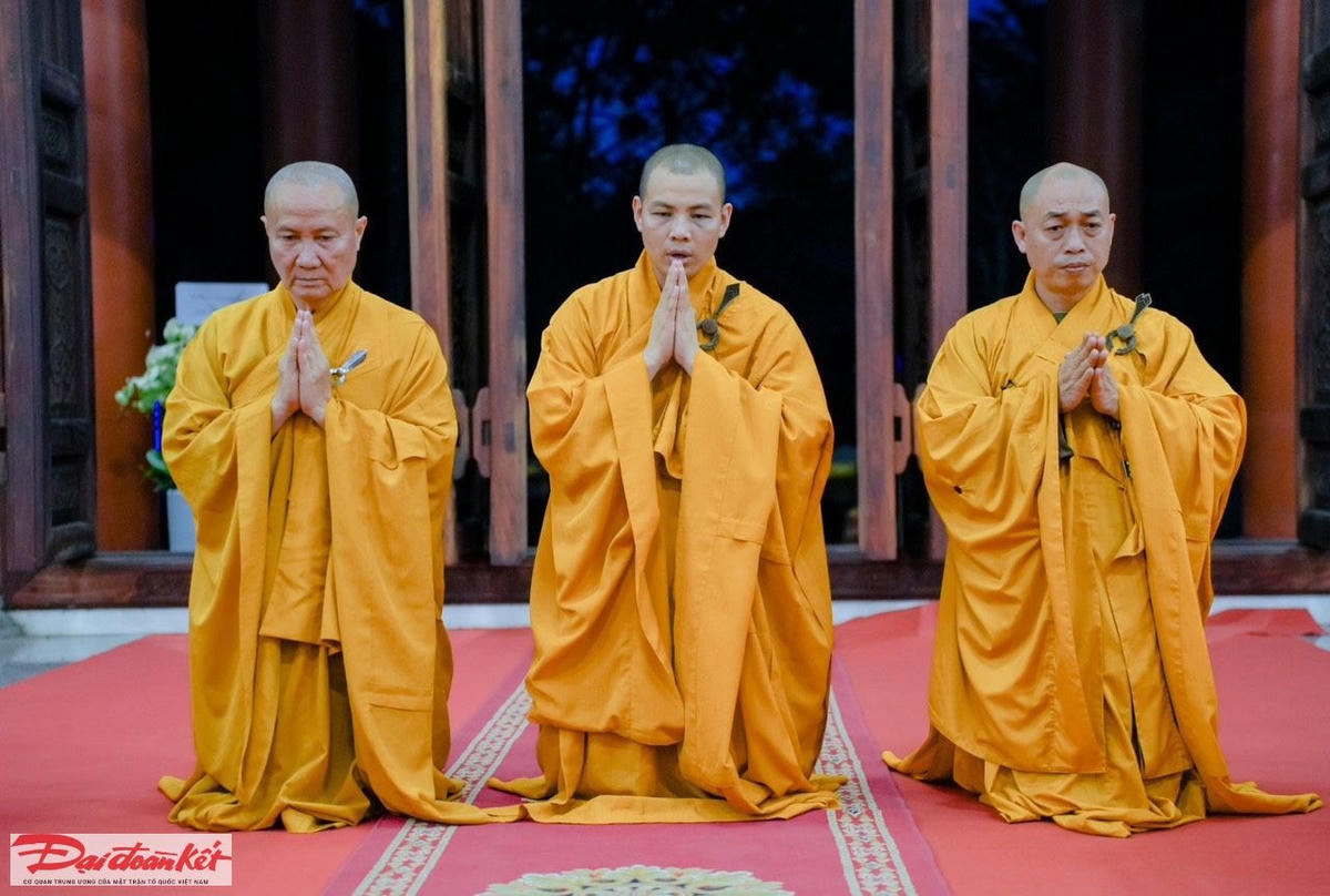 Chư Tôn đức cung thỉnh Trưởng lão Hòa thượng và Chư tôn giáo phẩm tham dự buổi lễ hoa đăng. 