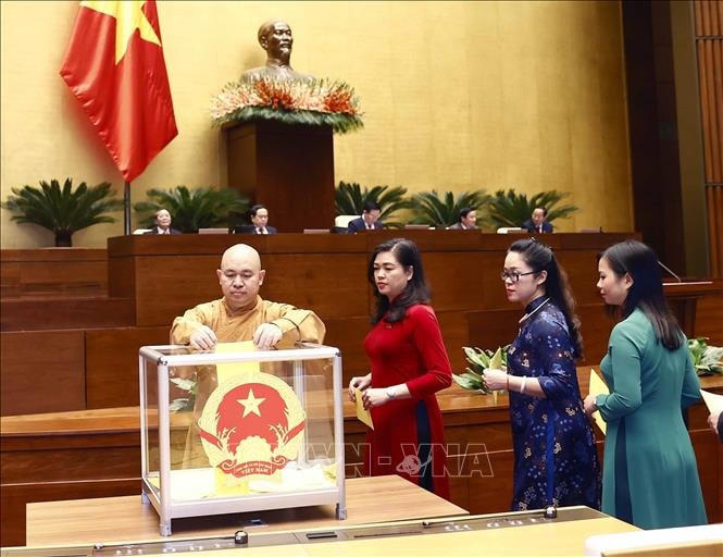Các đại biểu Quốc hội bỏ phiếu bầu Chủ tịch nước. Ảnh: TTXVN.