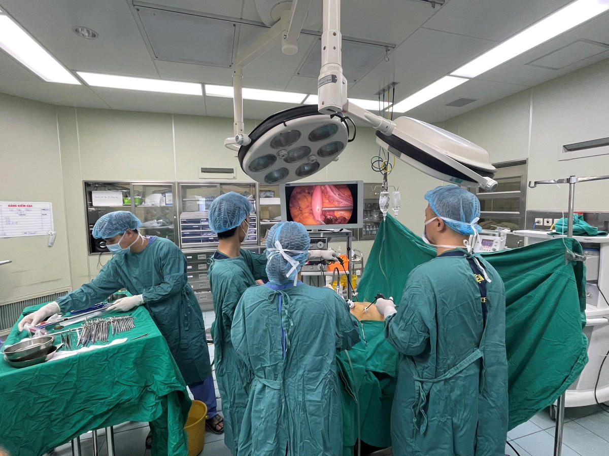 Phẫu thuật điều trị cho bệnh nhân ung thư đại trực tràng tại Bệnh viện Bạch Mai. Ảnh: BVCC.