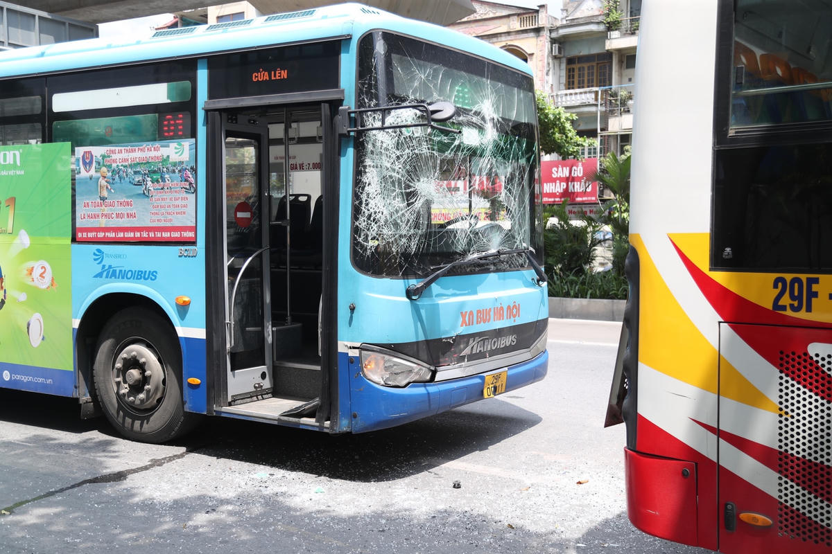 Hà Nội: Tai nạn liên hoàn 3 xe buýt bị hư hỏng