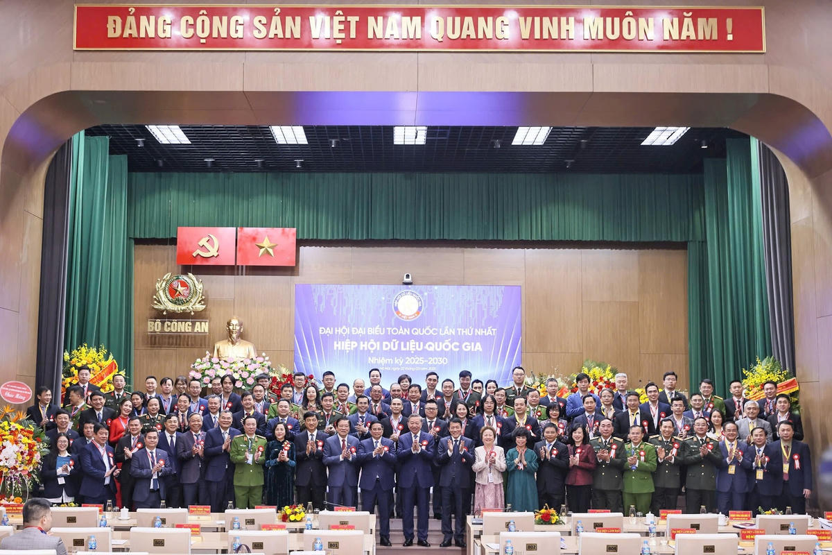 Ban Chấp hành Hiệp hội Dữ liệu quốc gia ra mắt tại Đại hội. Ảnh: Quang Vinh.