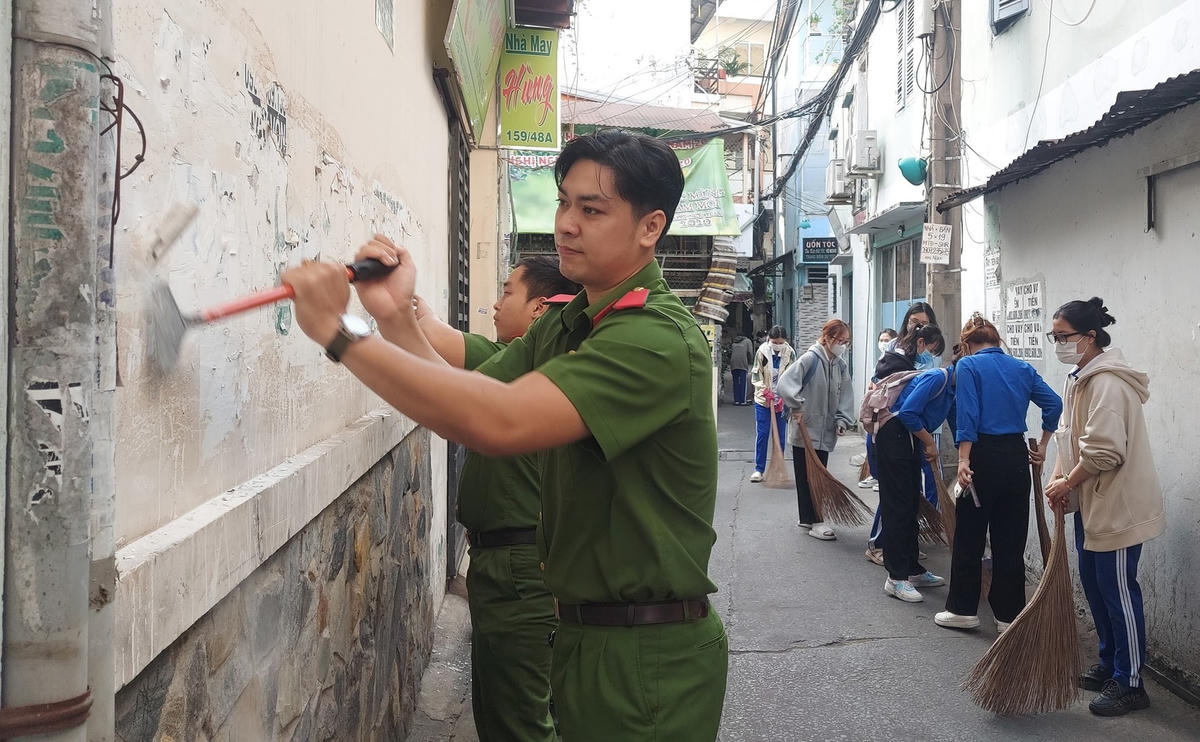 Công an quận 3, TPHCM dọn dẹp quảng cáo, rao vặt liên quan đến tín dụng đen.