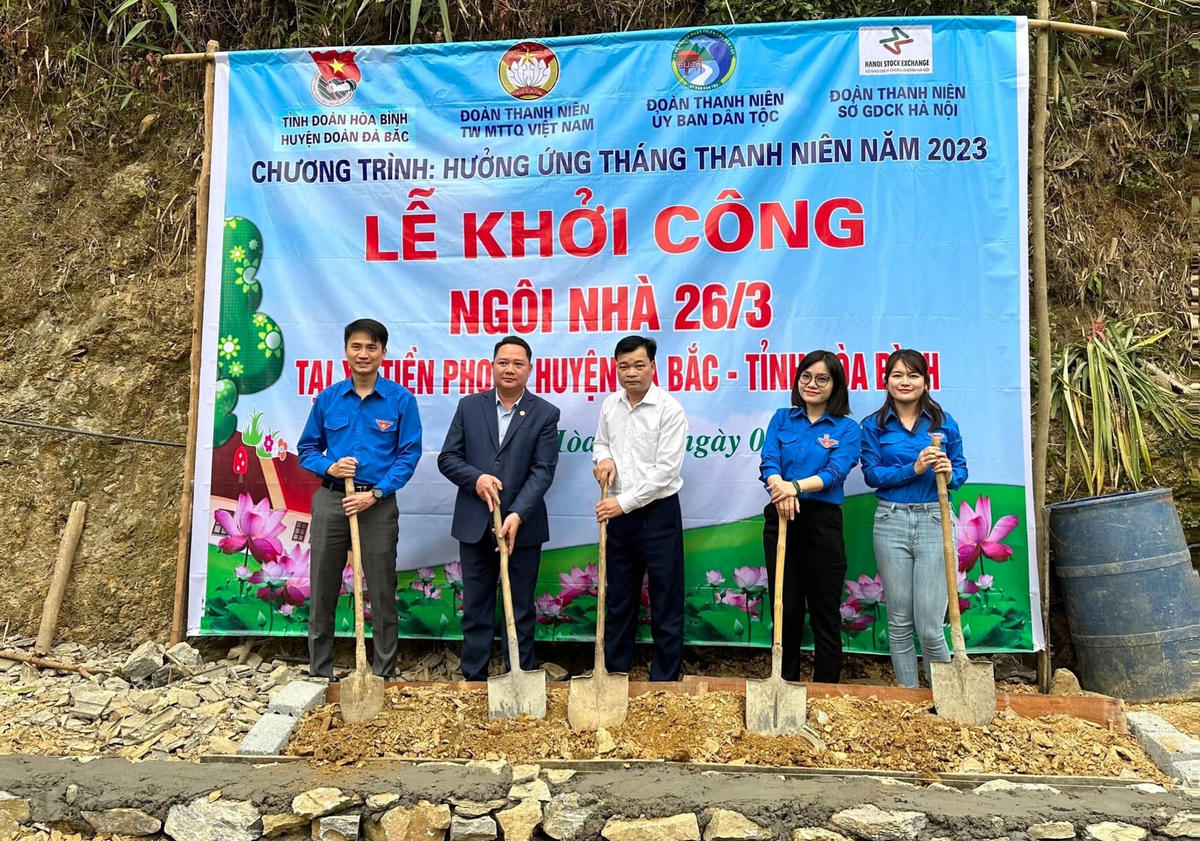 Đại biểu tham dự Lễ khởi công xây dựng ngôi nhà 26/3 tại xã Tiền Phong.
