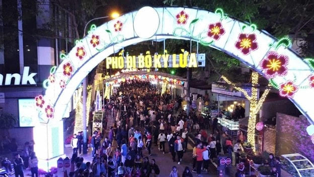 Phố đi bộ Kỳ Lừa thu hút người dân và du khách.